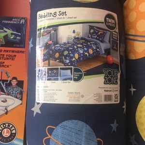 New Twin 5pc Bedding Set boy